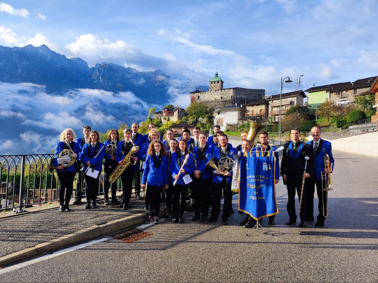 Foto della Banda Civica Lagorai con sfondo Castel Ivano